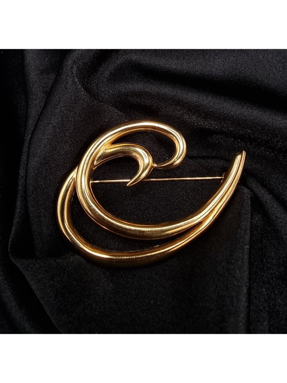 Vintage TRIFARI Signed 1980s-90s Gold-Tone Abstract Swirl Brooch Pin